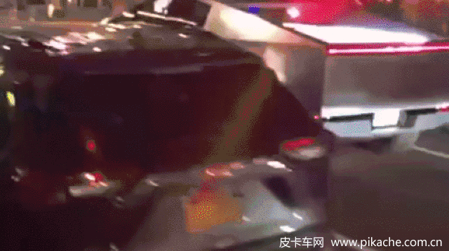 特斯拉賽博皮卡實(shí)車到店，年內(nèi)交付，不銹鋼車身科幻感十足