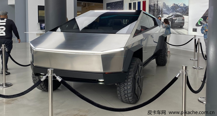 特斯拉賽博皮卡實(shí)車到店，年內(nèi)交付，不銹鋼車身科幻感十足