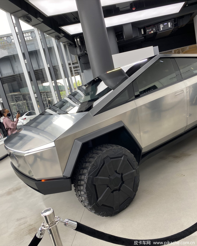 特斯拉賽博皮卡實(shí)車到店，年內(nèi)交付，不銹鋼車身科幻感十足
