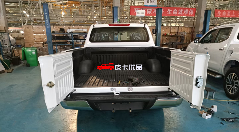 郑州日产纳瓦拉皮卡改装加长货箱对开尾门改装案例