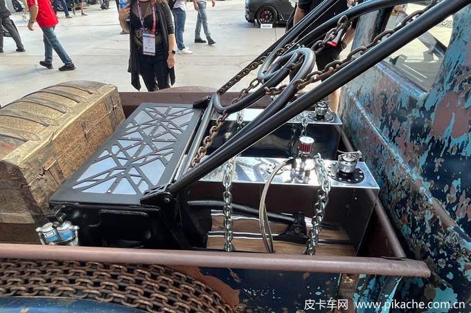 SEMA改裝展驚現(xiàn)“瘋狂麥克斯”爆改皮卡，末日感十足