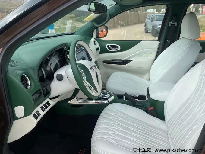 鄭州日產納瓦拉皮卡游艇版意外曝光，邁巴赫雙色車身風格
