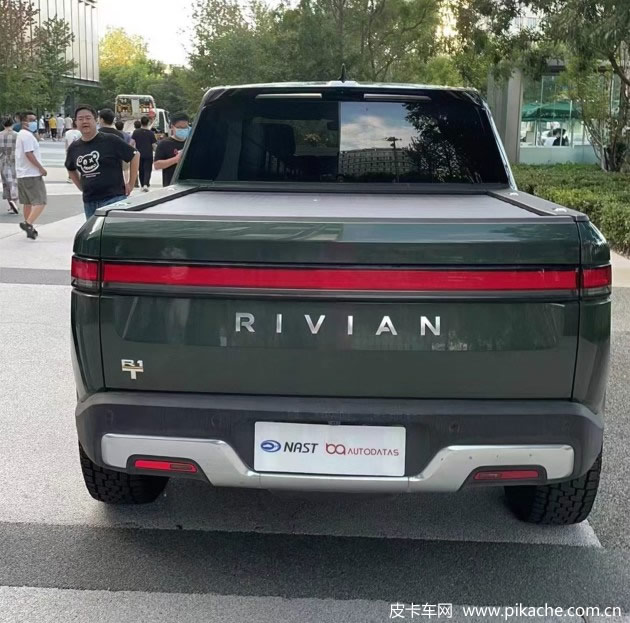 RIVIAN R1T皮卡现身北京小米科技园