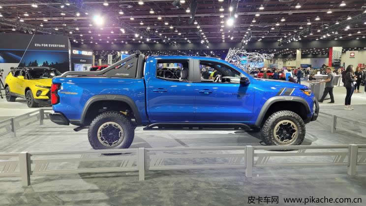 全新庫(kù)羅德皮卡ZR2 Desert Boss版車型亮相北美車展